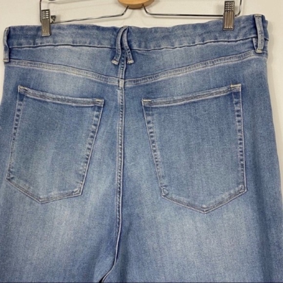 GOOD AMERICAN Jeans The Good Flare Frayed Hem High Waist - Picture 6 of 8